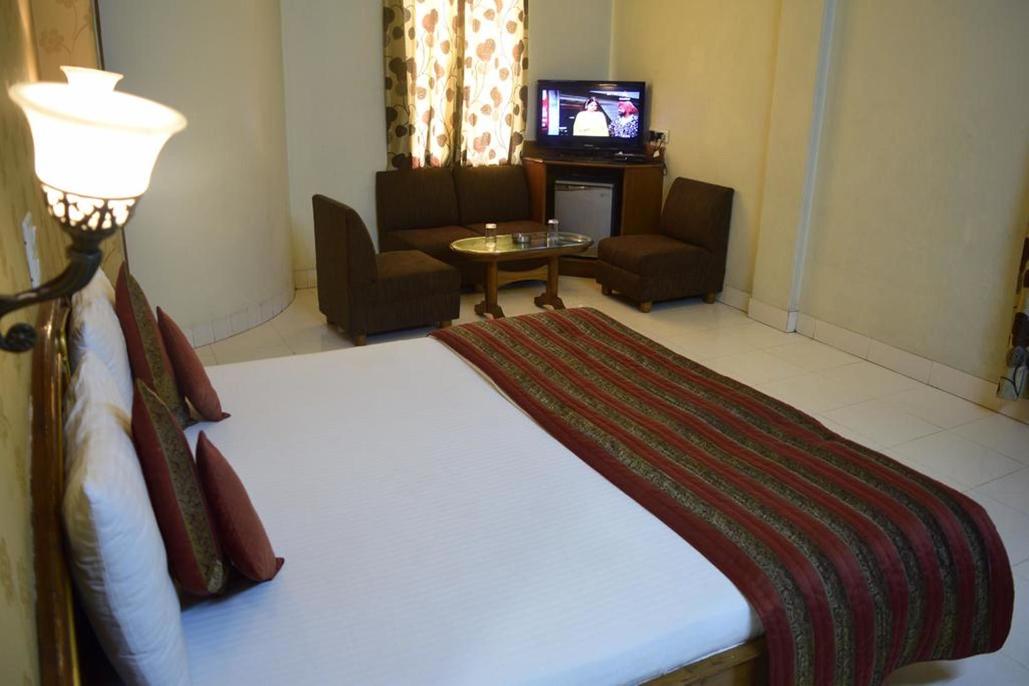 Fabhotel Kk Continental Albert Rd Amritsar Exterior photo