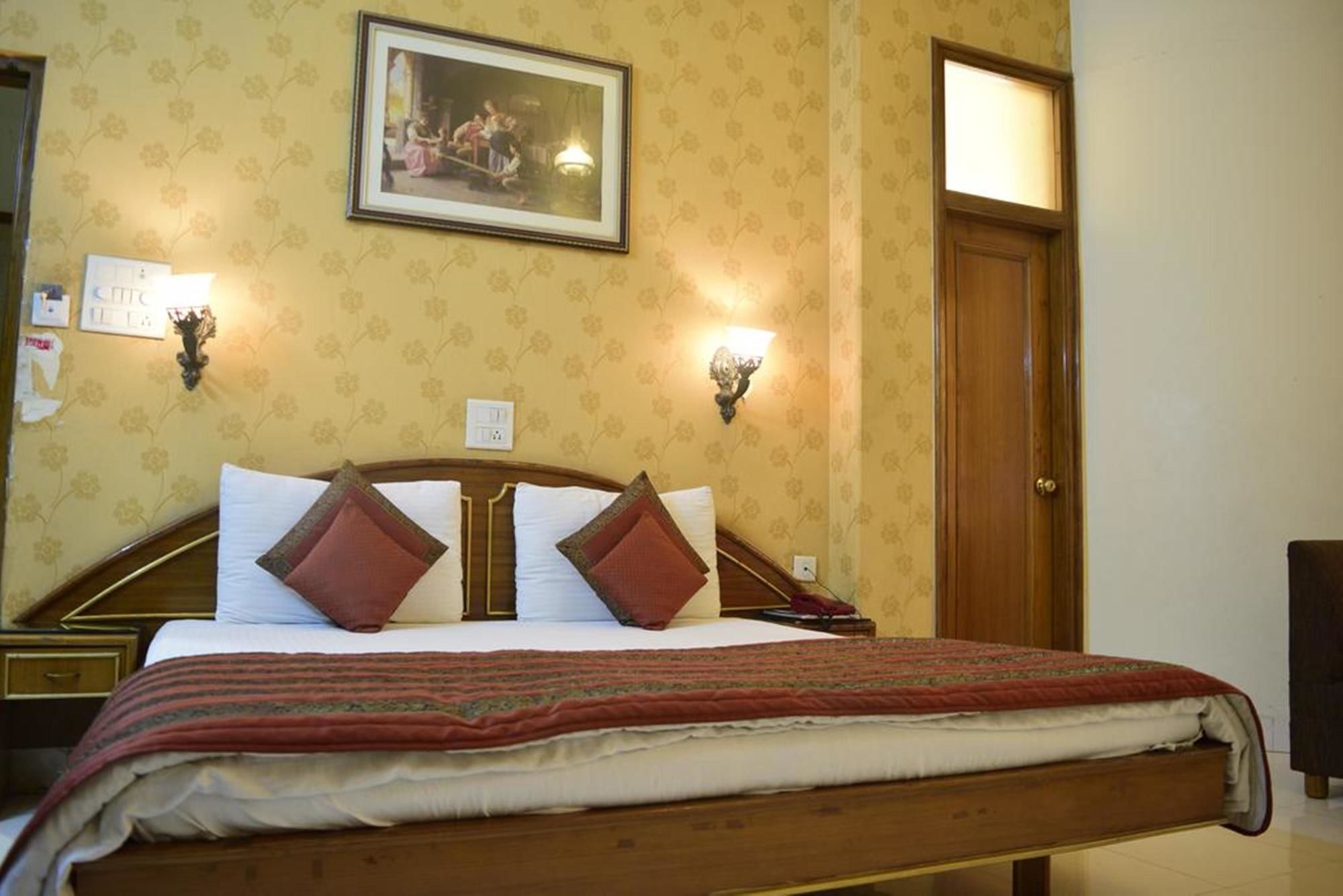 Fabhotel Kk Continental Albert Rd Amritsar Exterior photo