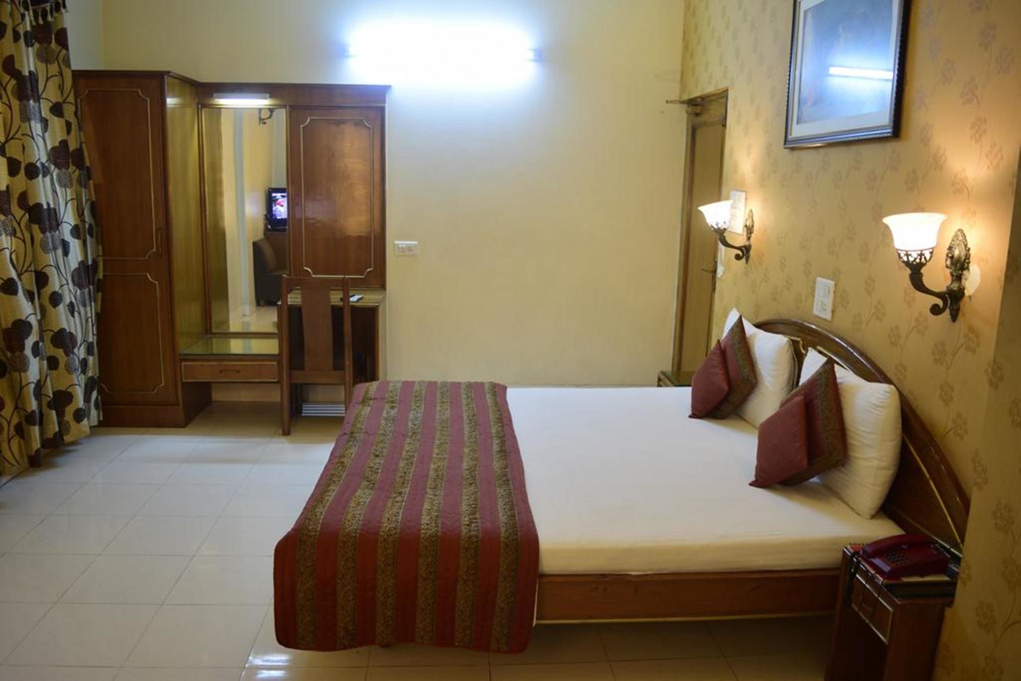 Fabhotel Kk Continental Albert Rd Amritsar Exterior photo